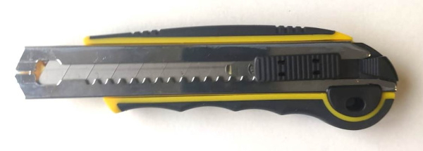 Нож технич. 18*100*0.5mm, 2К ручка, 5 лезвий, 2 фиксатора, усил.направл. 81771 (1/12/144шт) MaxiTool